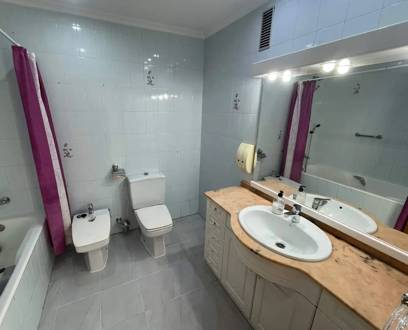 Bathroom of Flat for share in Elche / Elx  with Air Conditioner, Furnished and Balcony