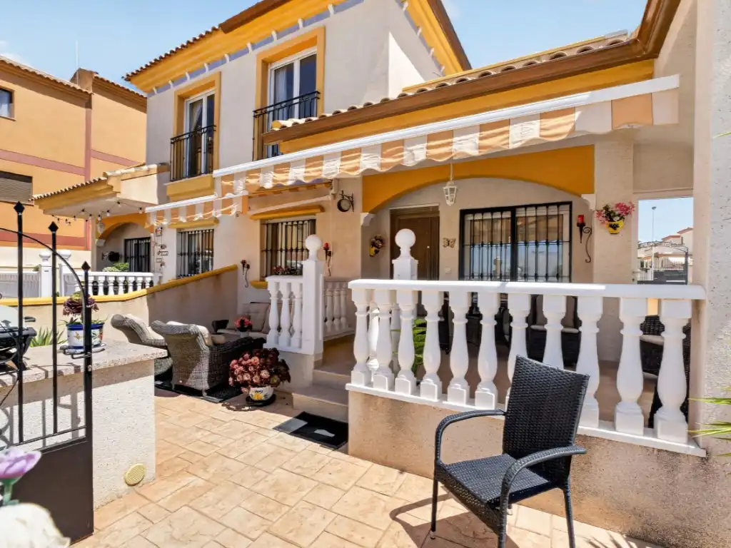 Terrassa de Casa adosada en venda en Torrevieja amb Aire condicionat, Moblat i Forn