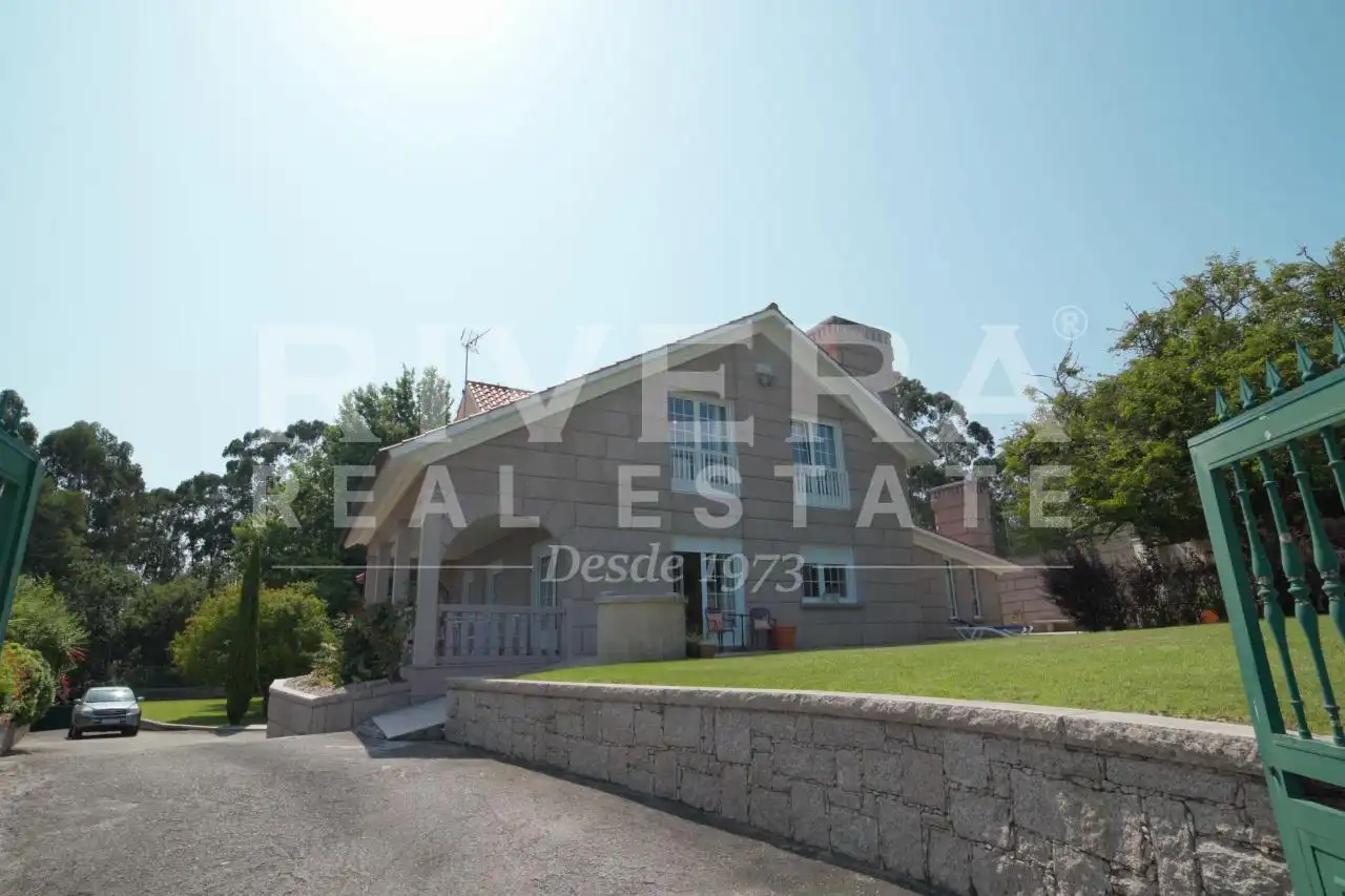 Vista exterior de Casa o chalet en venta en Cangas  con Calefacción, Jardín privado y Amueblado