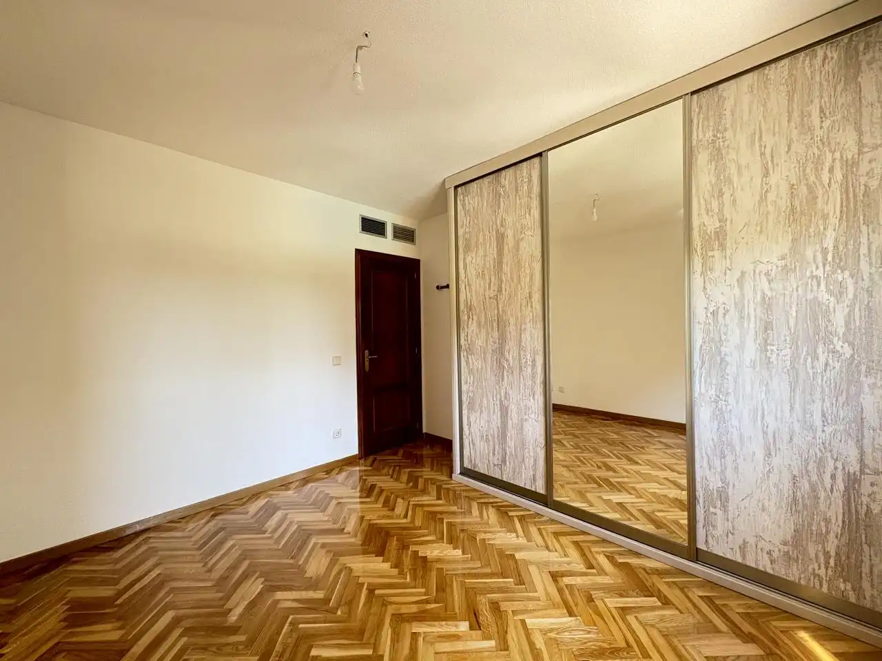 Schlafzimmer von Wohnung zur Miete in Madrid mit Klimaanlage, Heizung und Parkett