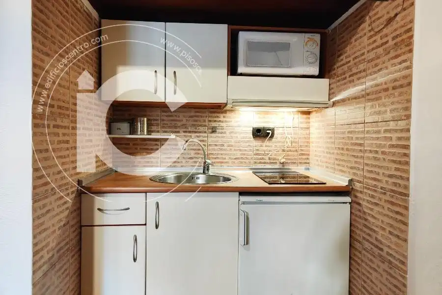 Cocina de Estudio de alquiler en Granada con Aire acondicionado
