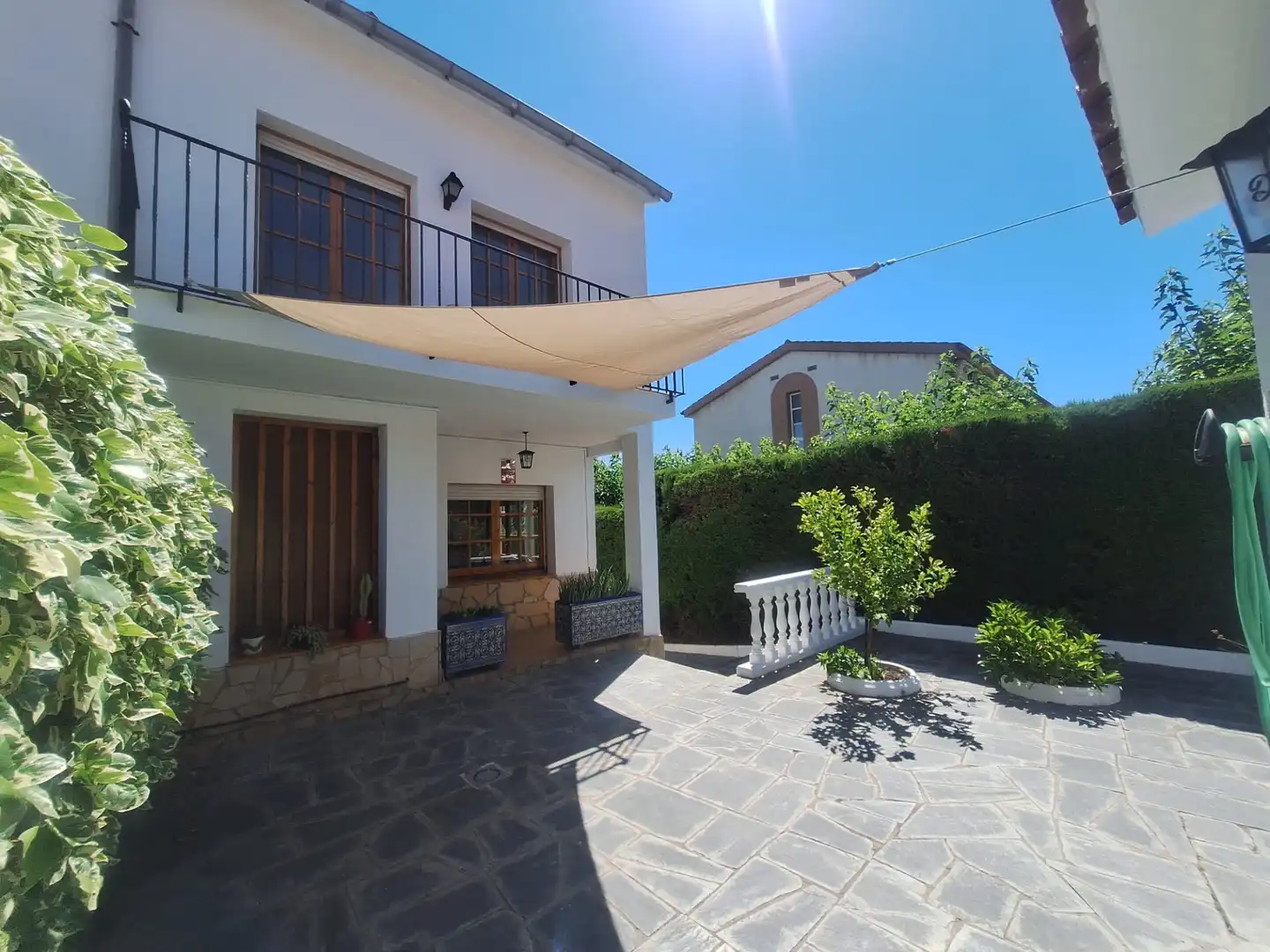 Terrasse von Einfamilien-Reihenhaus zum Verkauf in Sant Esteve Sesrovires mit Klimaanlage, Heizung und Privatgarten