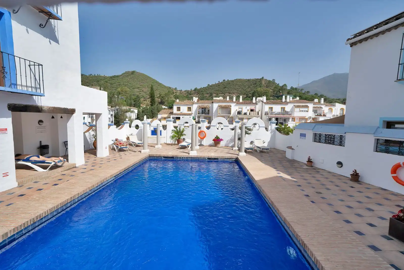 Piscina de Casa adosada en venda en Benahavís amb Traster i Moblat