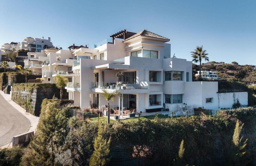 Exterior view of Duplex for sale in Benahavís  with Air Conditioner, Private garden and Terrace