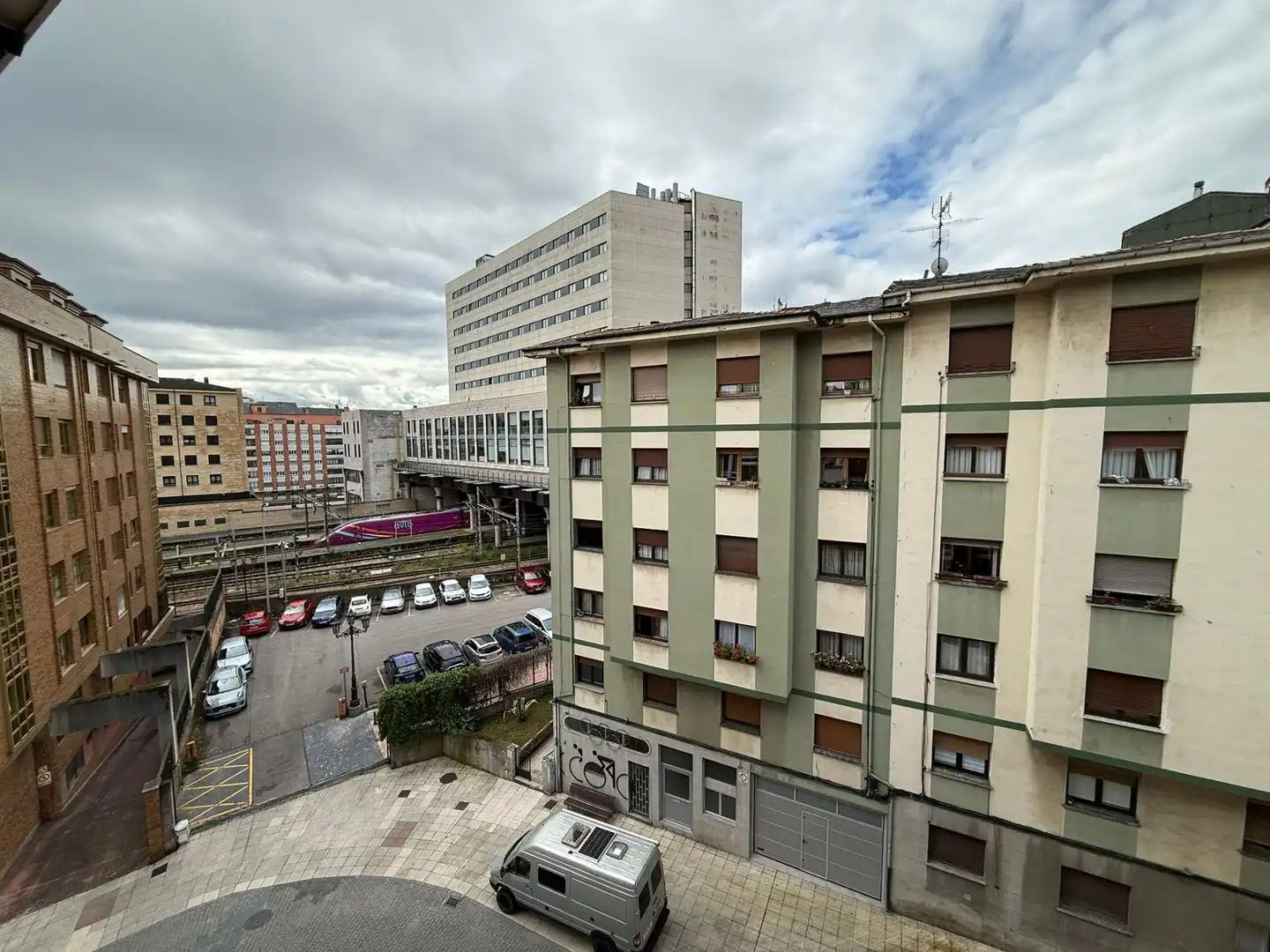 Außenansicht von Wohnung zum Verkauf in Oviedo  mit Heizung, Abstellraum und Möbliert