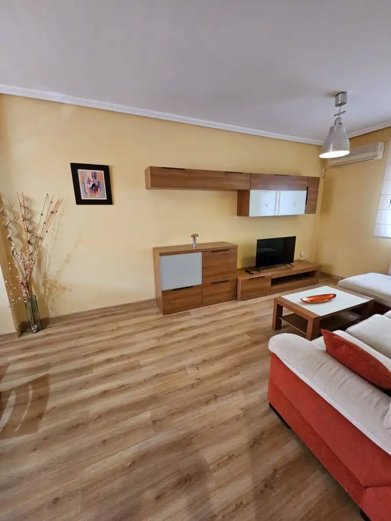 Sala d'estar de Casa o xalet de lloguer en Cáceres amb Aire condicionat, Calefacció i Parquet