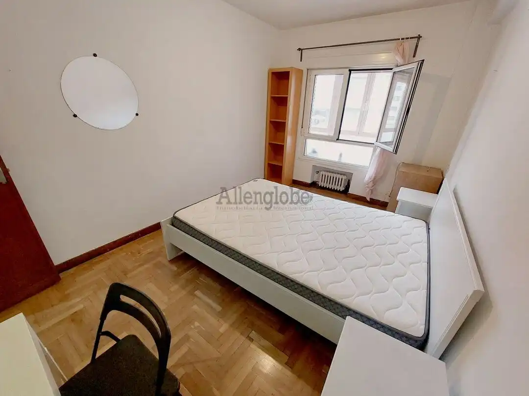 Habitación de Piso de alquiler en Oviedo  con Calefacción y Balcón