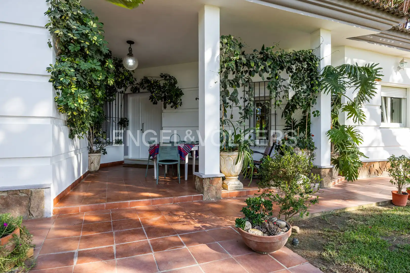 Vista exterior de Casa o xalet en venda en Conil de la Frontera amb Aire condicionat, Calefacció i Jardí privat