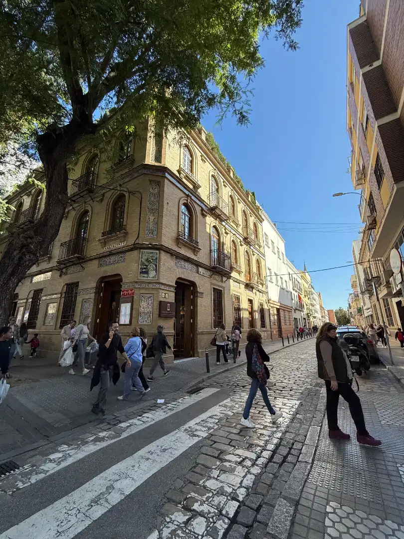 Vista exterior de Local de alquiler en Sevilla con Aire acondicionado