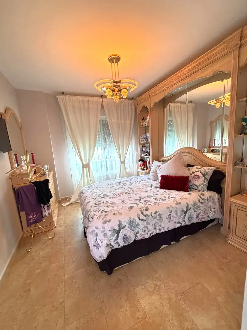 Habitación de Casa adosada en venta en Alhaurín de la Torre con Aire acondicionado, Calefacción y Jardín privado