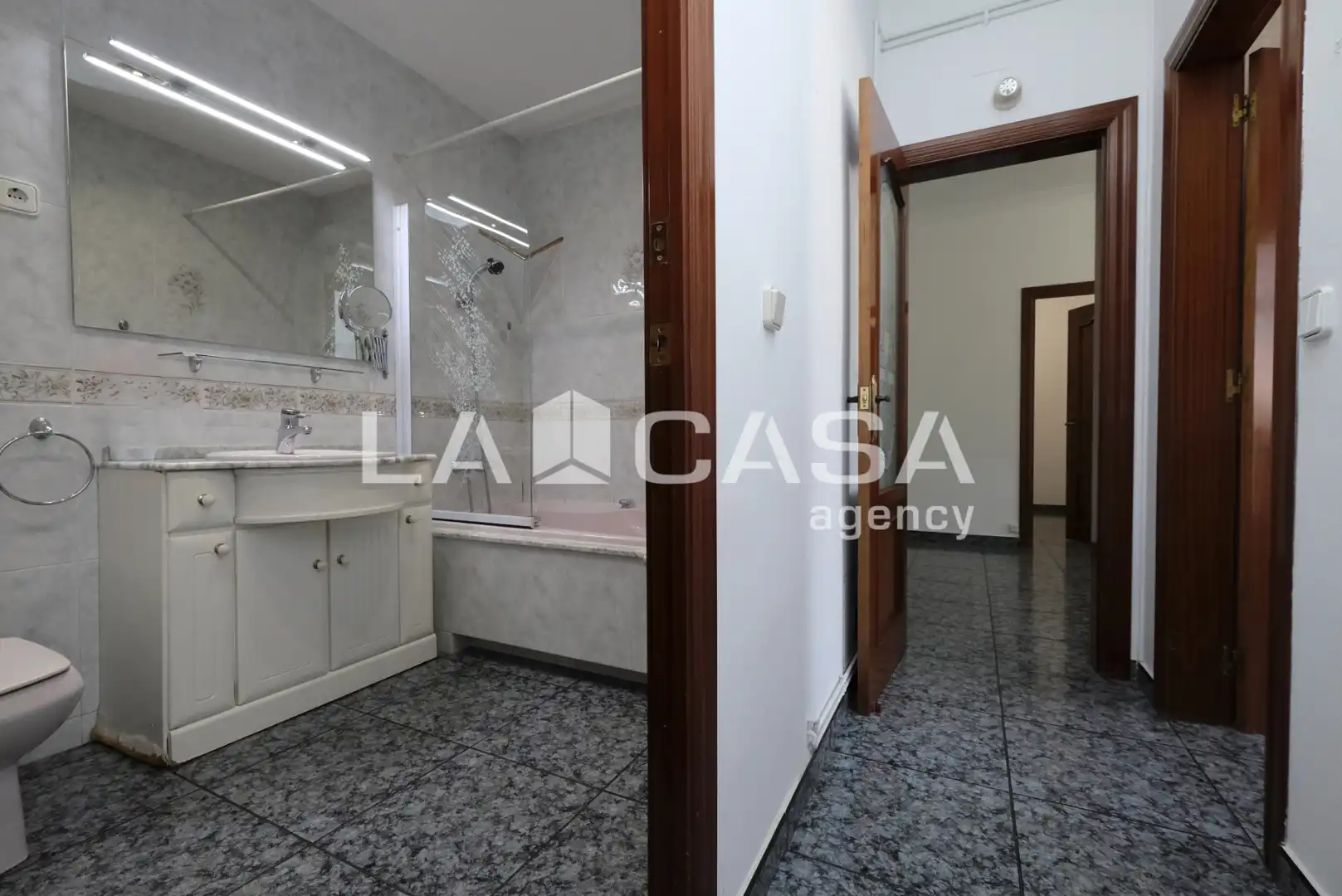Bathroom of Flat for sale in Barcelona  with Air Conditioner, Heating and Terrace