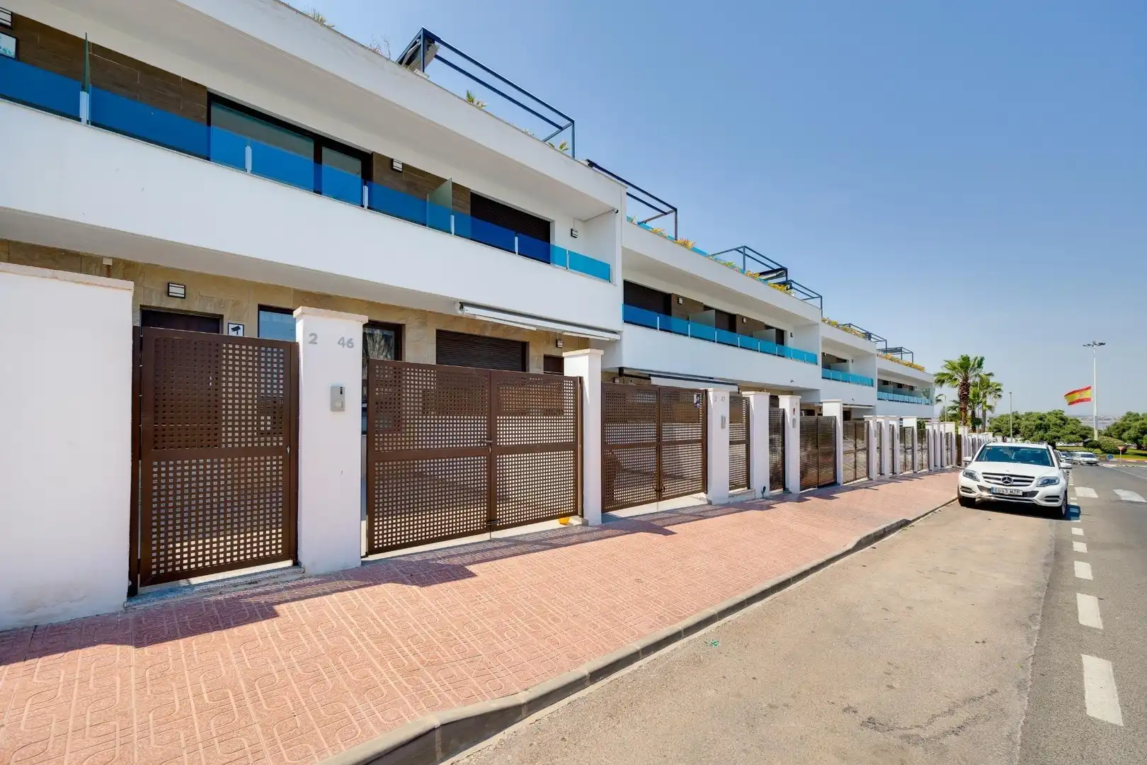 Außenansicht von Einfamilien-Reihenhaus zum Verkauf in Torrevieja mit Klimaanlage, Heizung und Terrasse