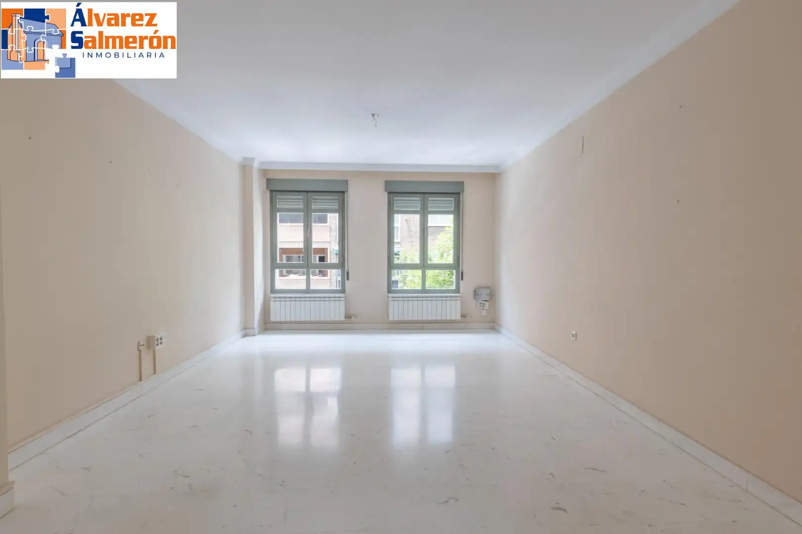 Außenansicht von Wohnung zum Verkauf in Granada mit Klimaanlage und Heizung