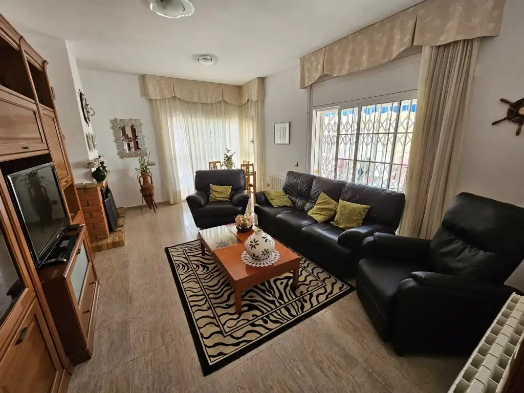 Wohnzimmer von Einfamilien-Reihenhaus zum Verkauf in Calafell mit Klimaanlage, Heizung und Privatgarten