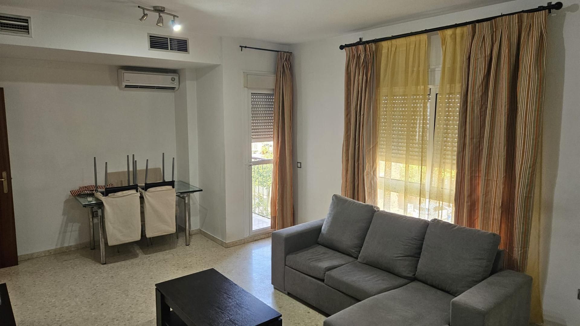 Sala de estar de Piso en venta en  Sevilla Capital con Aire acondicionado, Terraza y Trastero