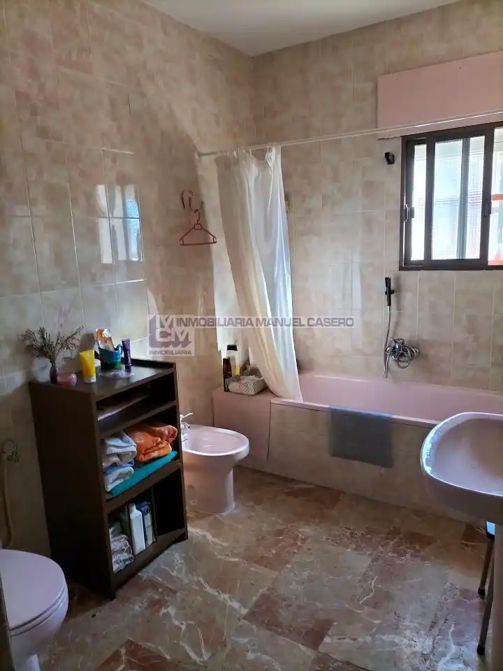 Bany de Casa o xalet en venda en Cáceres amb Calefacció, Jardí privat i Traster