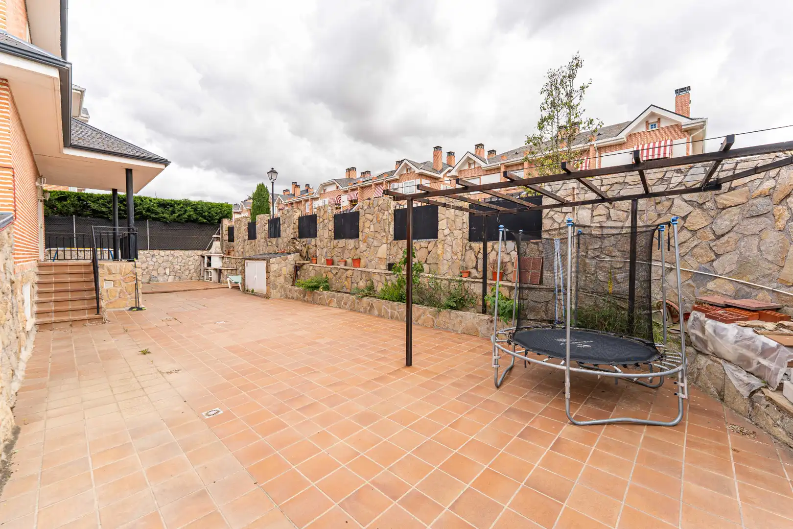 Terrassa de Casa adosada en venda en Arroyomolinos (Madrid) amb Calefacció, Jardí privat i Moblat