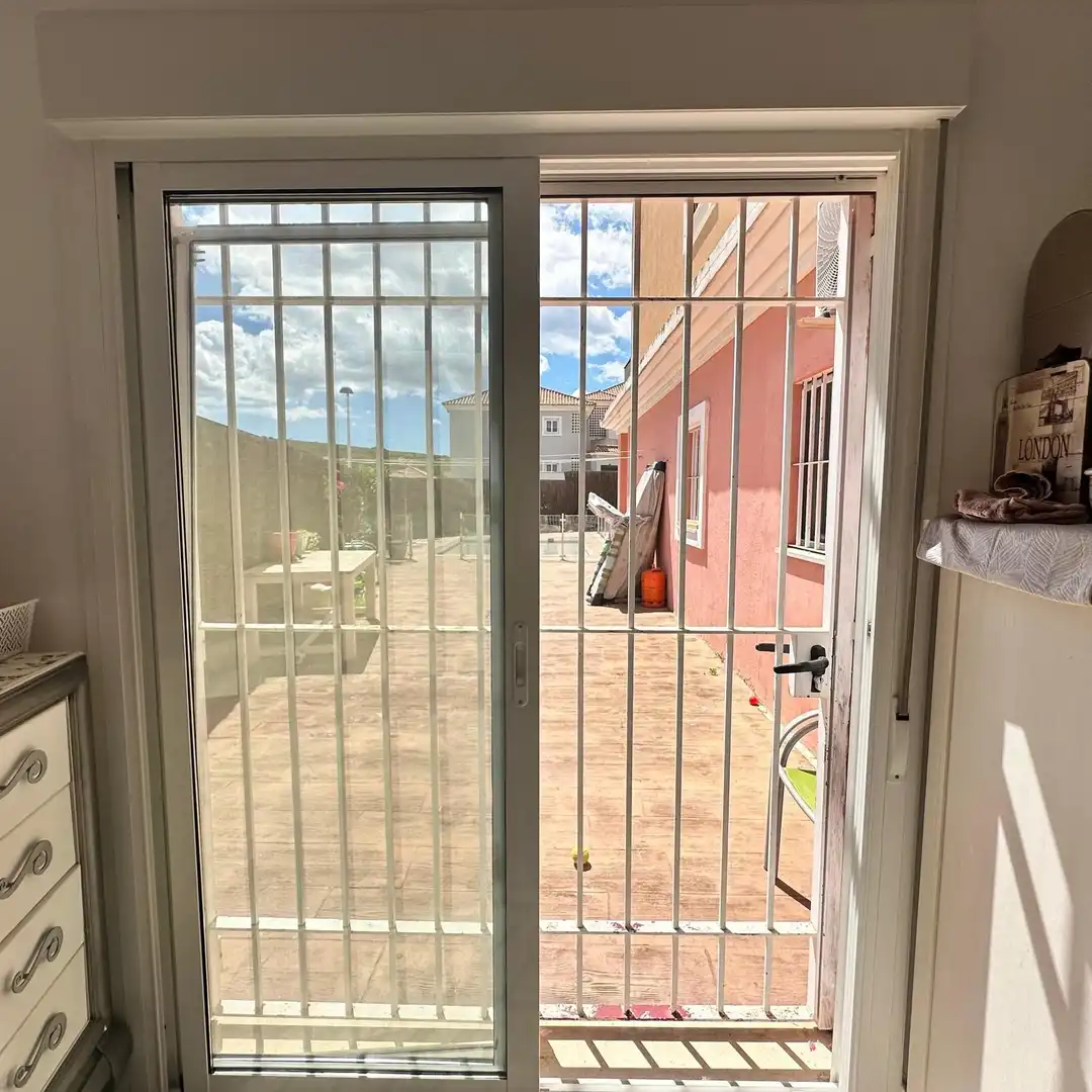 Vista exterior de Piso en venta en La Línea de la Concepción