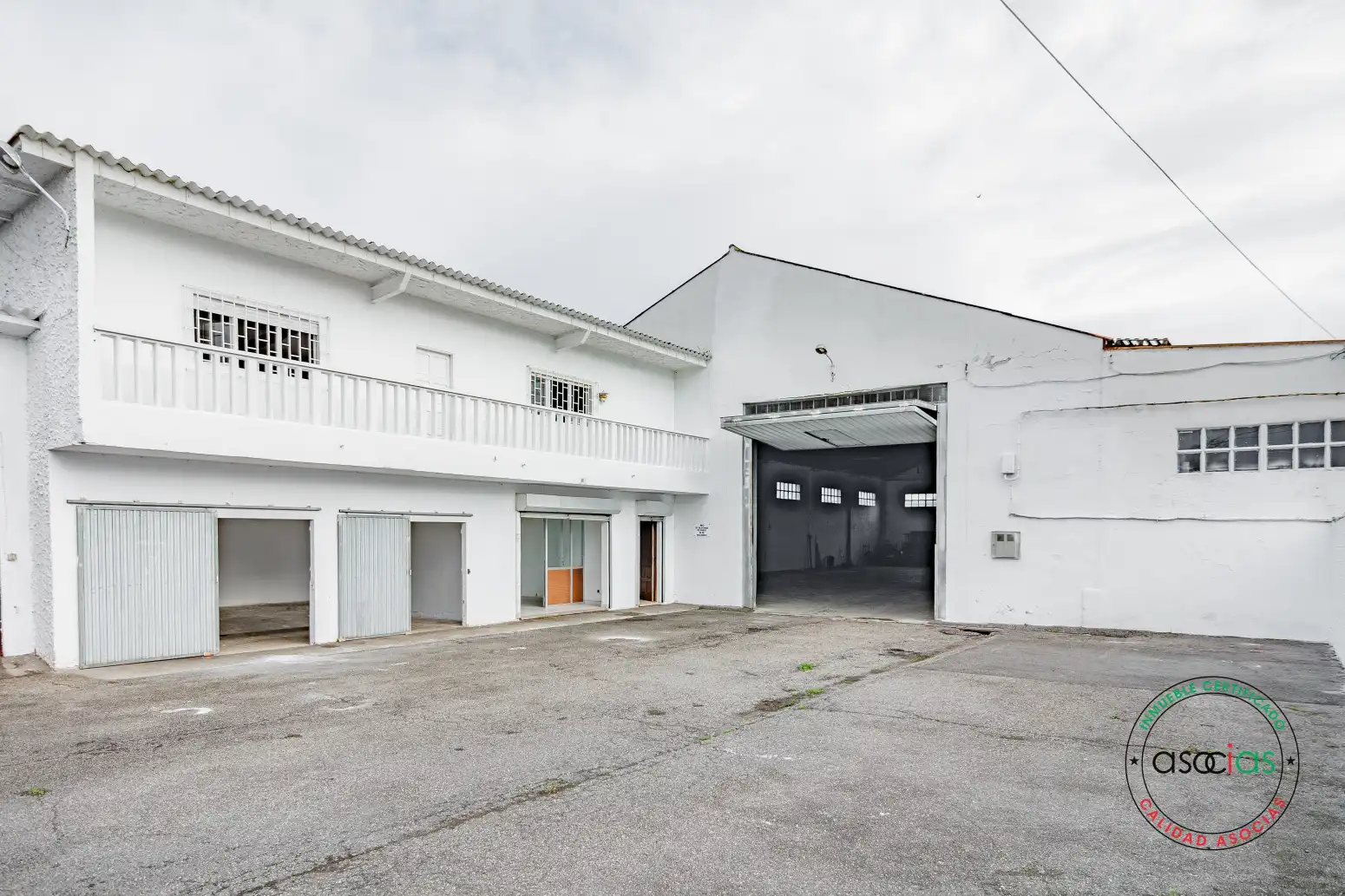 Außenansicht von Fabrikhallen zum Verkauf in Noreña