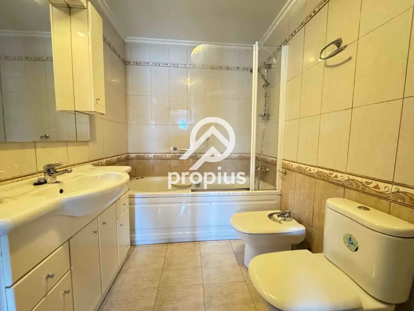 Baño de Piso en venta en Llanes con Calefacción, Parquet y Trastero