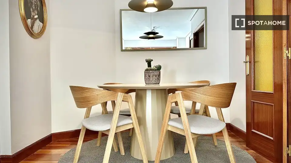 Comedor de Apartamento para compartir en Bilbao  con Aire acondicionado, Terraza y Amueblado
