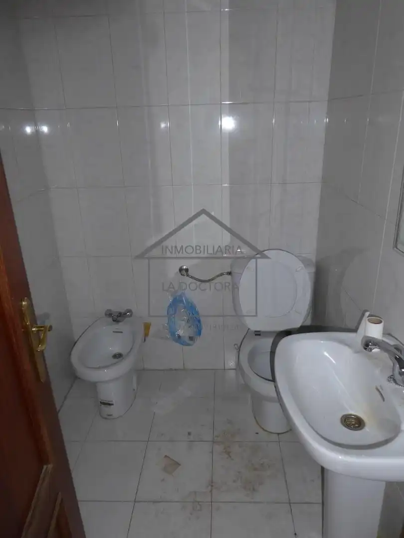 Badezimmer von Fabrikhallen zum Verkauf in Navalcarnero