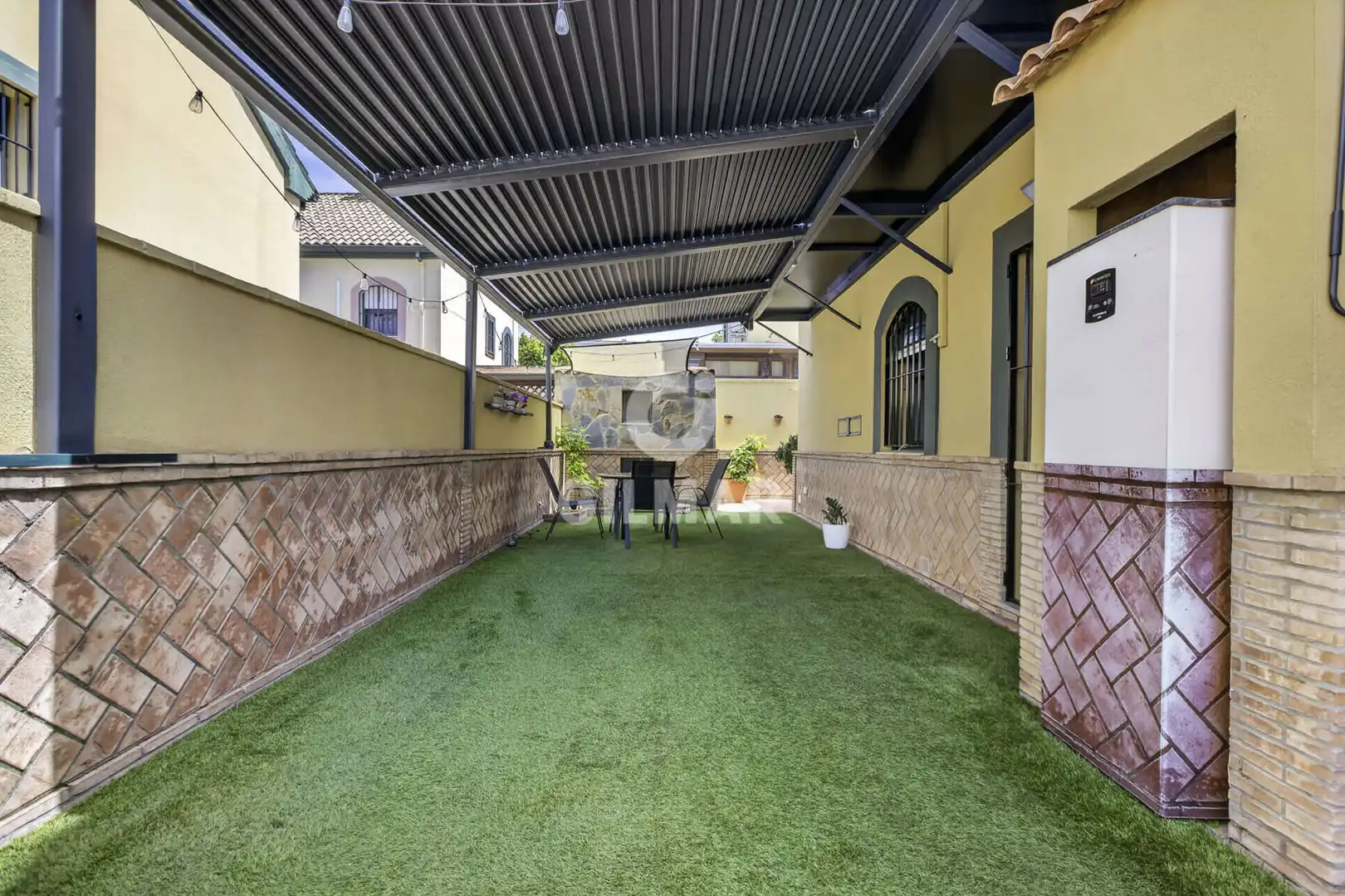 Terrassa de Casa adosada en venda en Montequinto amb Calefacció i Jardí privat