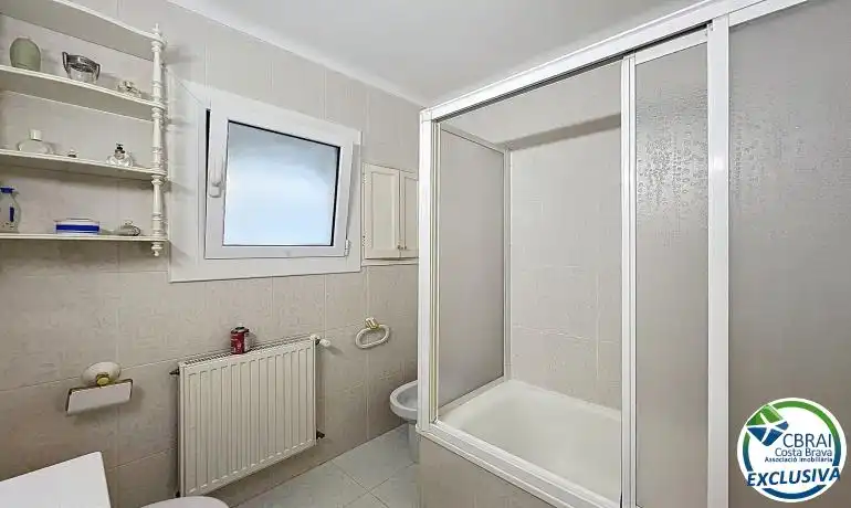 Bany de Apartament en venda en Roses amb Calefacció
