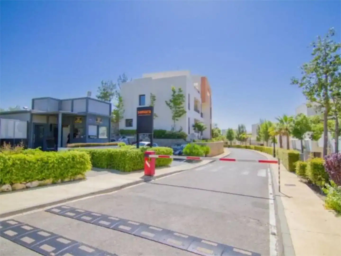Außenansicht von Wohnung zur Miete in Marbella mit Klimaanlage, Schwimmbad und Balkon