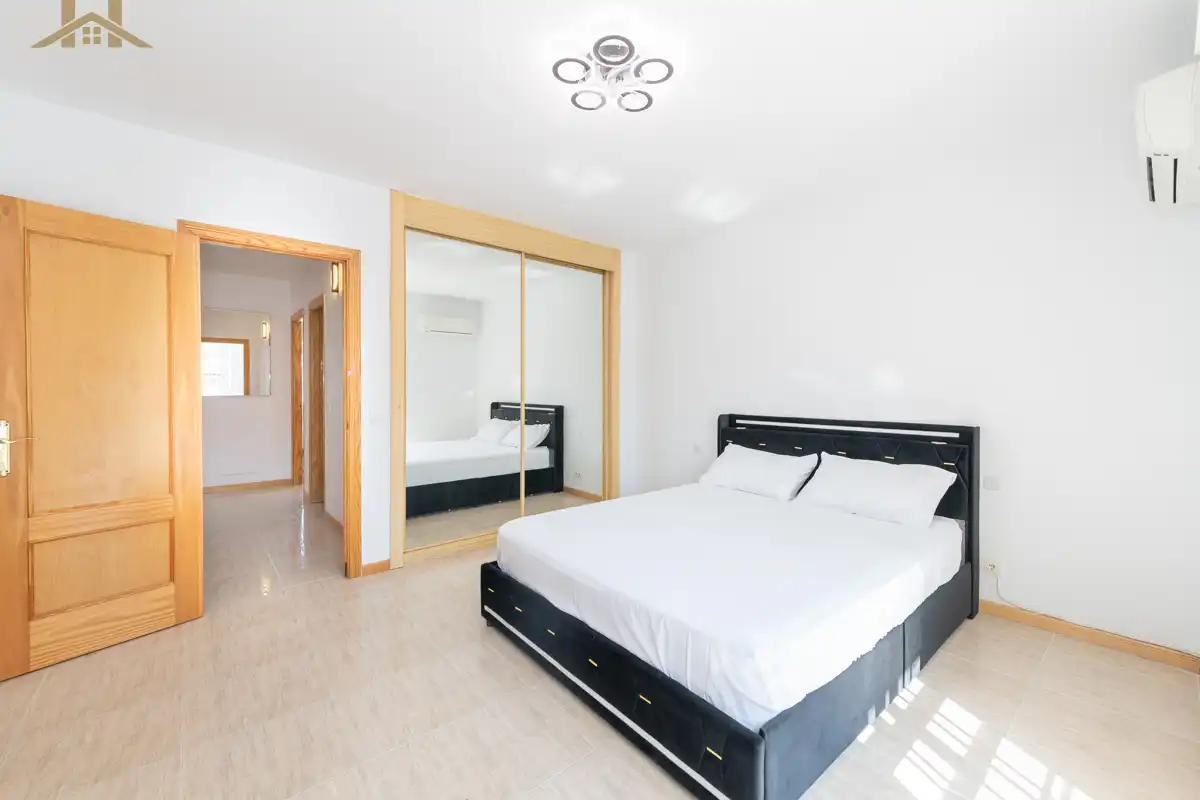 Habitación de Casa adosada en venta en Loeches con Aire acondicionado, Calefacción y Jardín privado