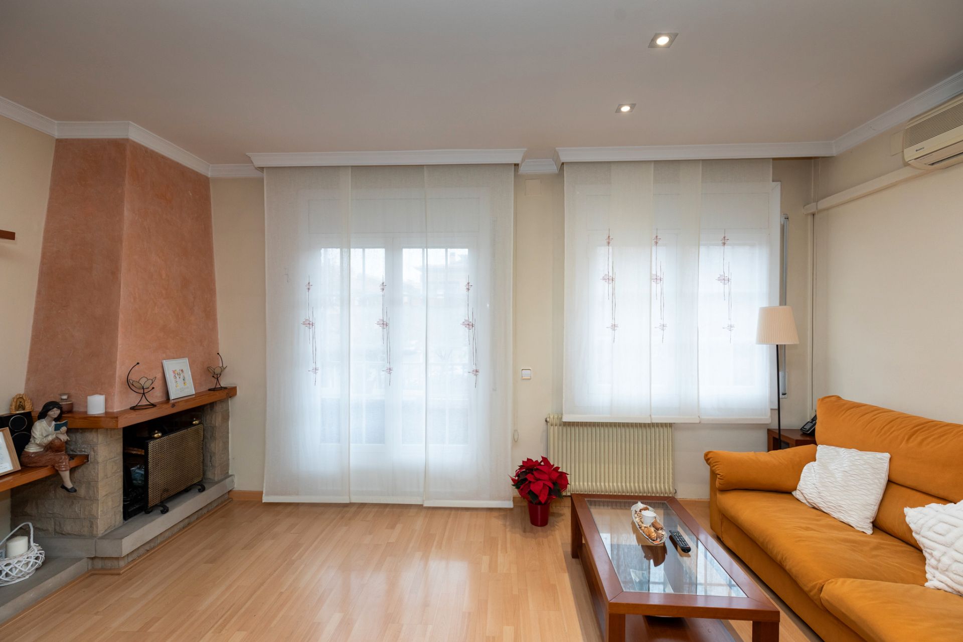 Sala d'estar de Casa adosada en venda en Les Franqueses del Vallès amb Aire condicionat, Calefacció i Parquet