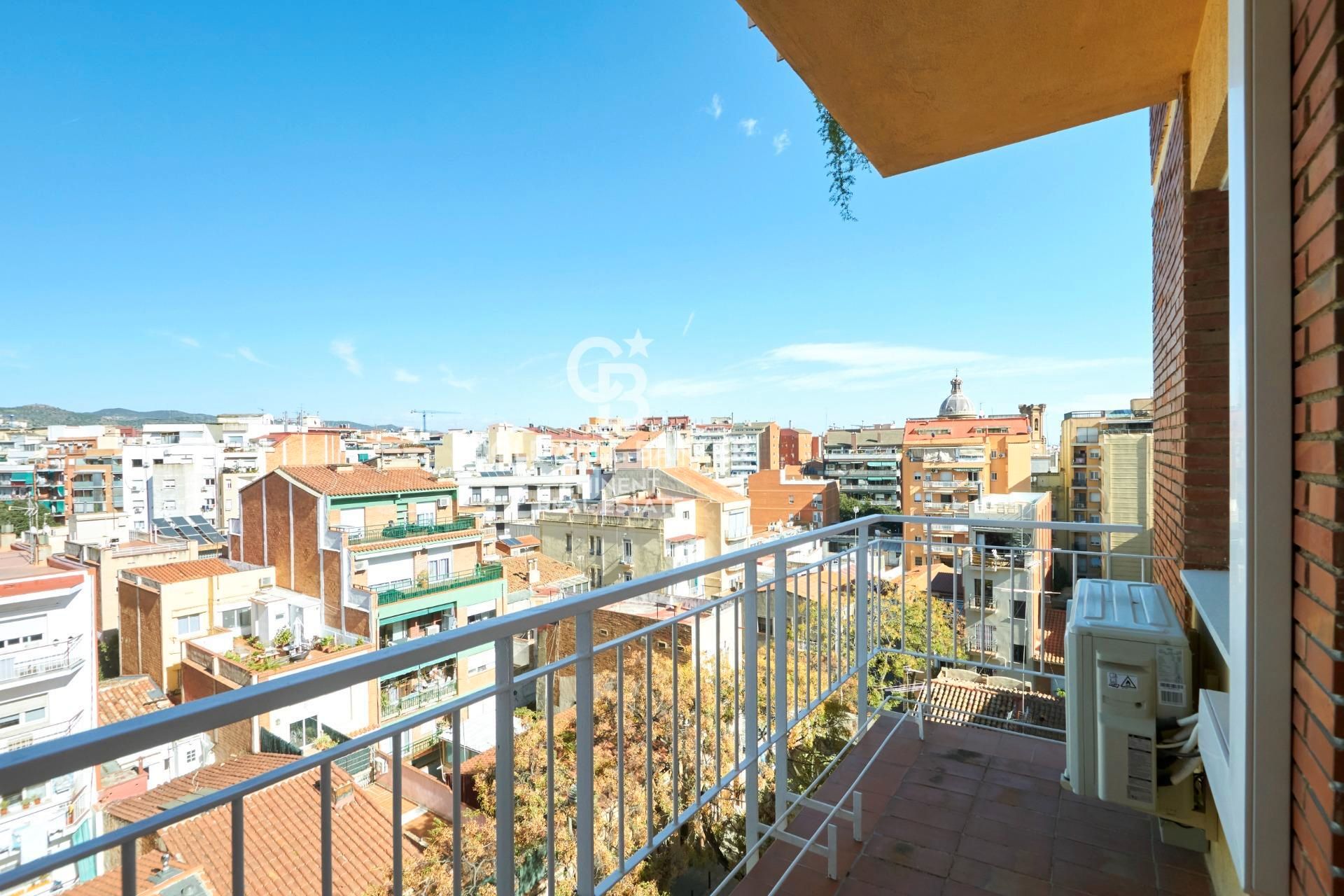 Exterior view of Flat for sale in  Barcelona Capital  with Air Conditioner, Heating and Oven