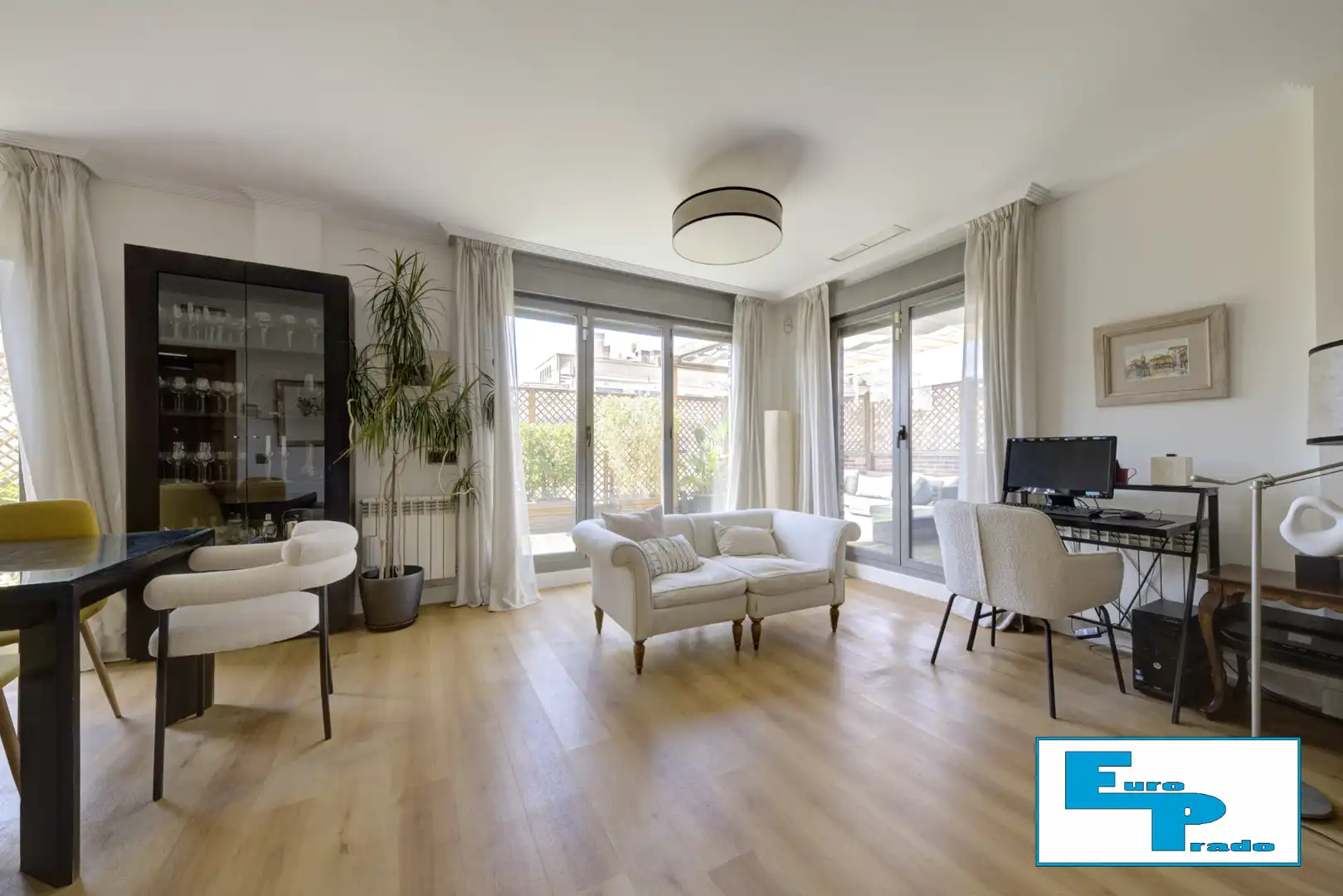 Sala d'estar de Àtic en venda en Madrid amb Aire condicionat, Calefacció i Jardí privat