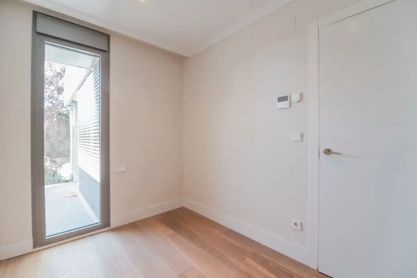 Schlafzimmer von Erdgeschoss zur Miete in Madrid mit Klimaanlage, Heizung und Privatgarten