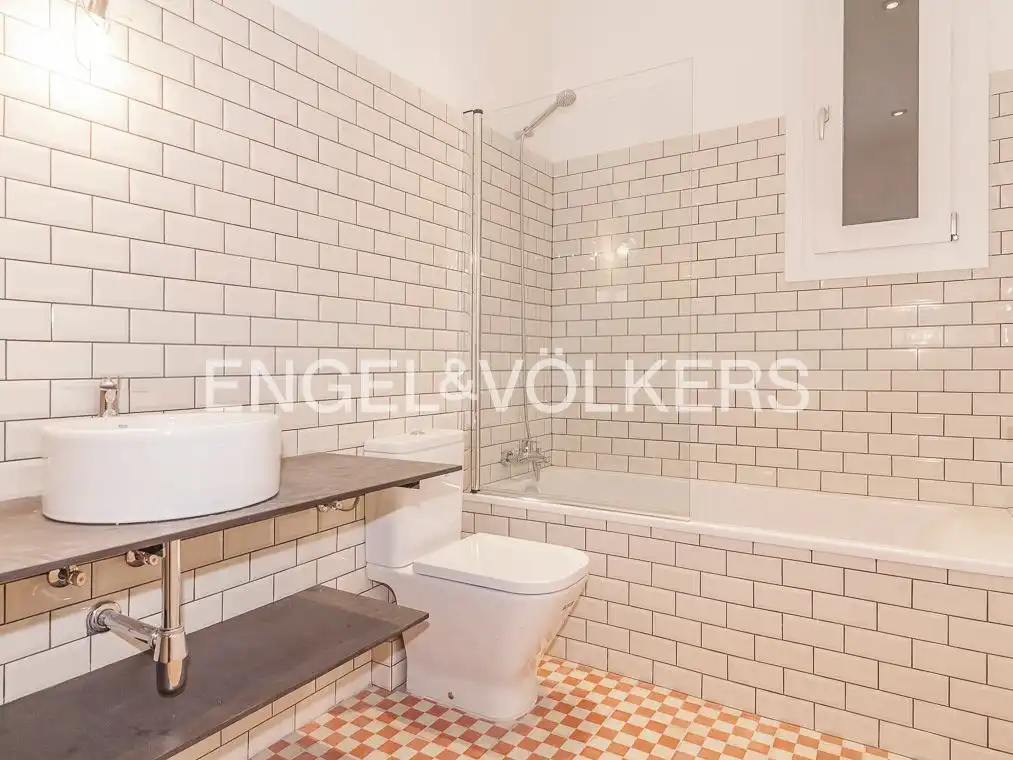 Baño de Piso de alquiler en Barcelona con Aire acondicionado, Calefacción y Jardín privado