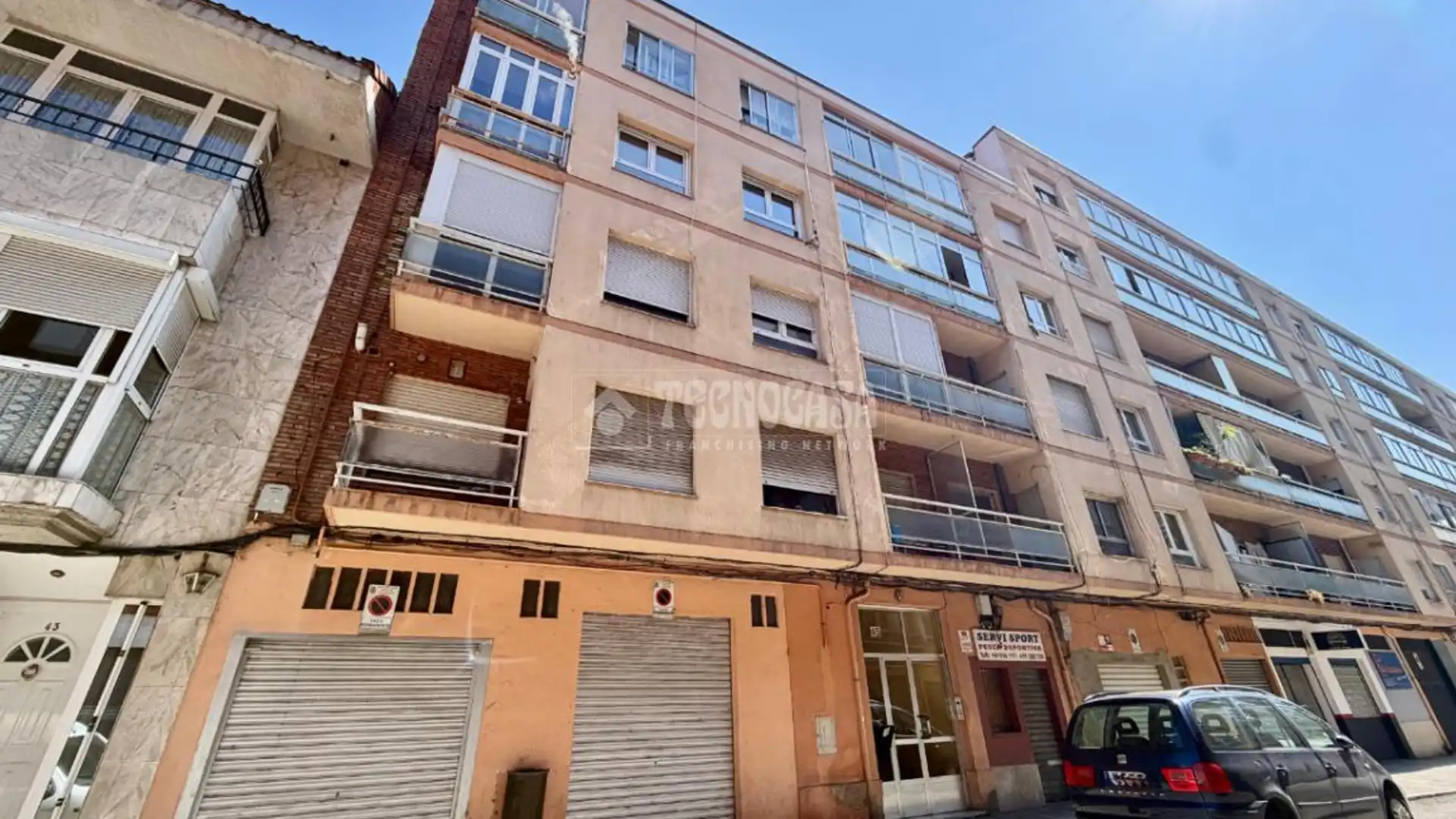 Vista exterior de Piso en venta en León Capital  con Calefacción y Parquet