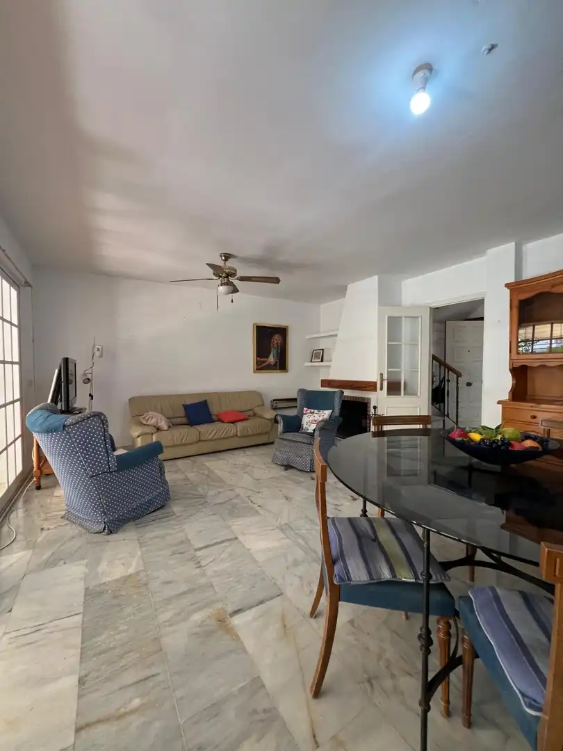 Sala d'estar de Casa adosada en venda en Fuengirola amb Aire condicionat, Jardí privat i Terrassa
