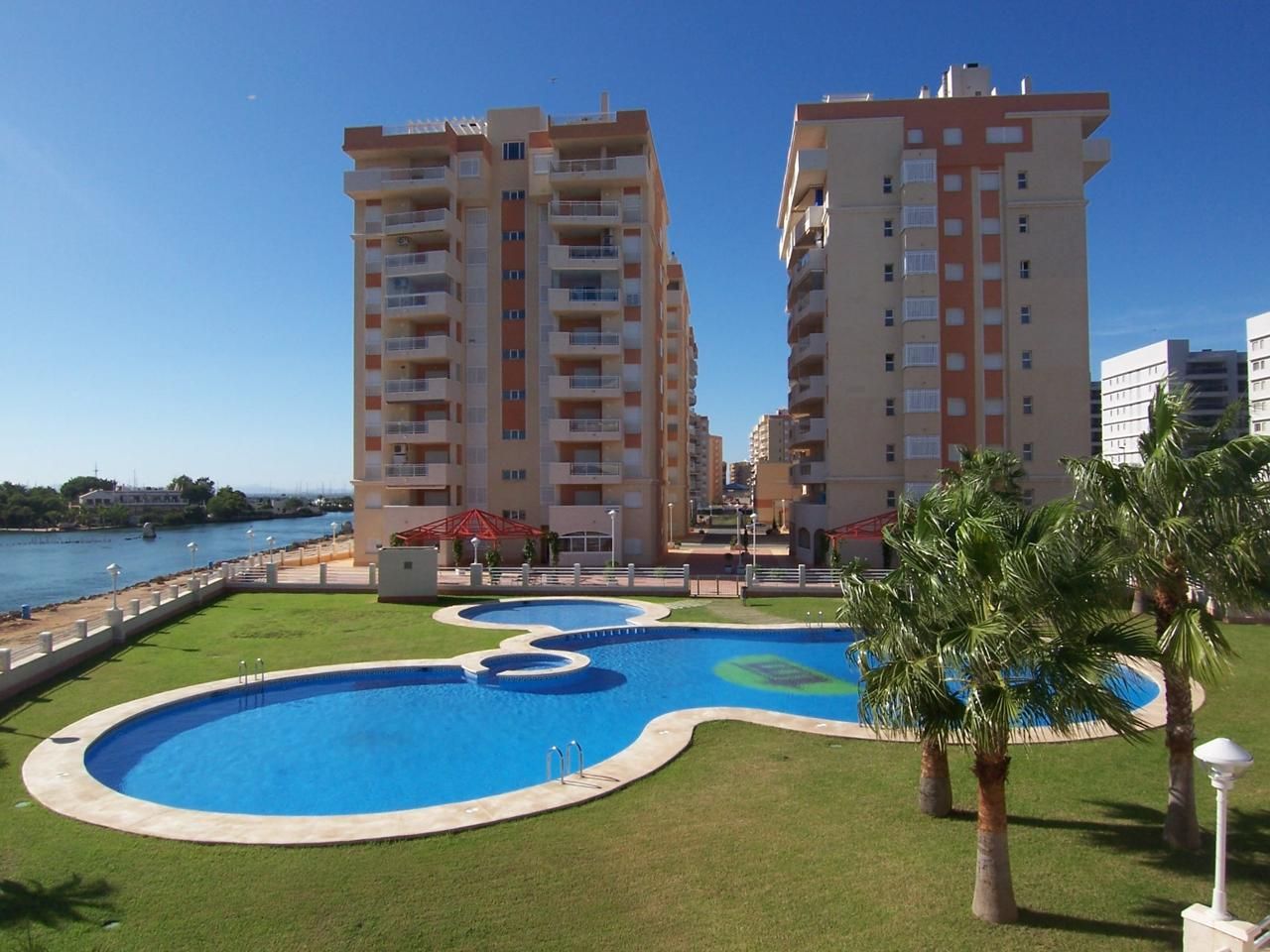 Piscina de Apartament en venda en La Manga del Mar Menor amb Aire condicionat, Terrassa i Moblat
