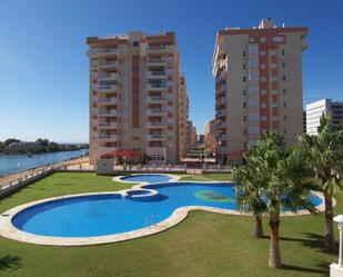 Piscina de Apartament en venda en La Manga del Mar Menor amb Aire condicionat, Terrassa i Moblat