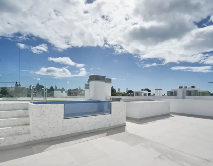 Schwimmbecken von Wohnung zum Verkauf in Marbella mit Terrasse, Abstellraum und Schwimmbad