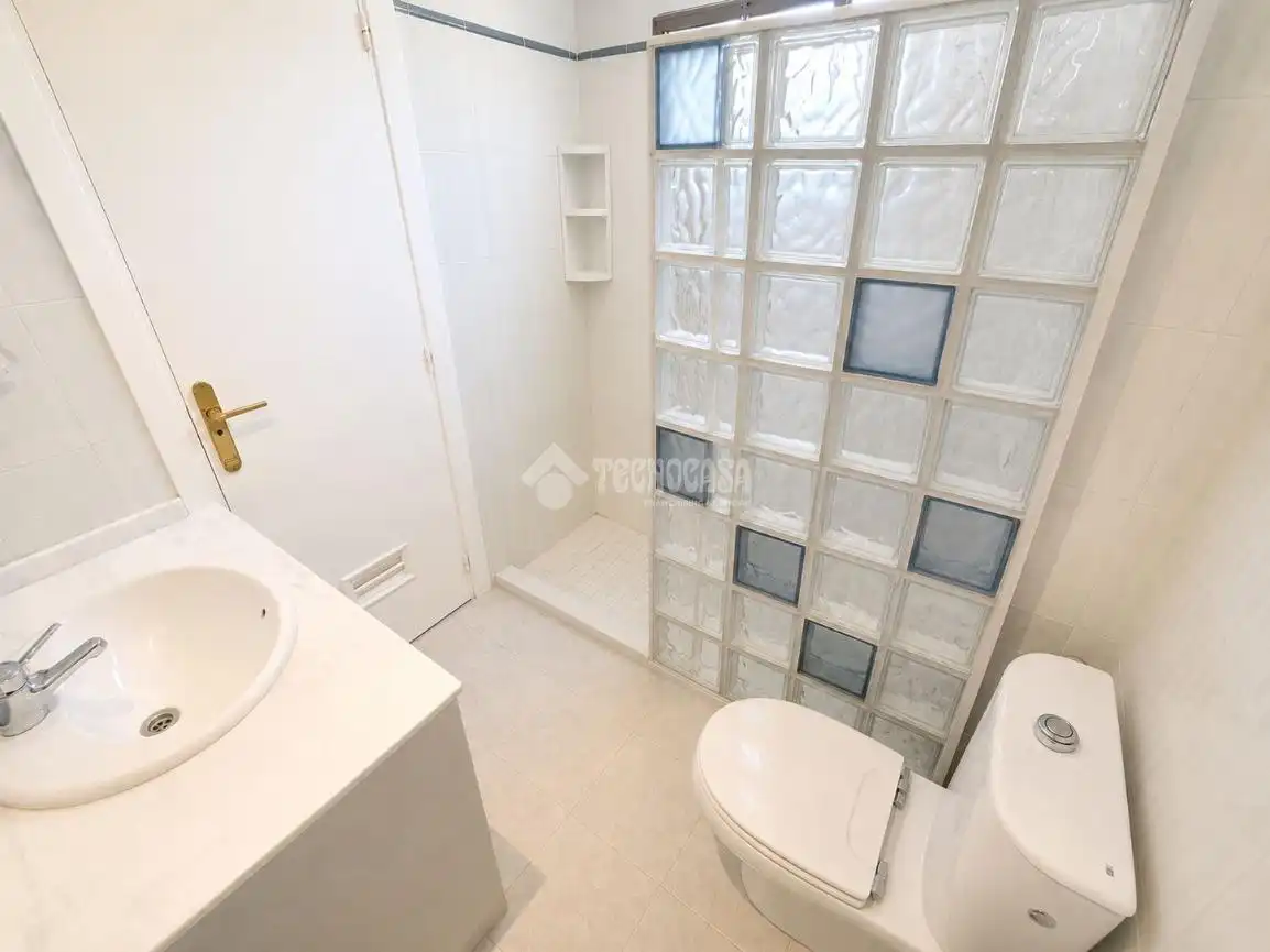 Baño de Piso en venta en Benalmádena con Terraza y Piscina comunitaria