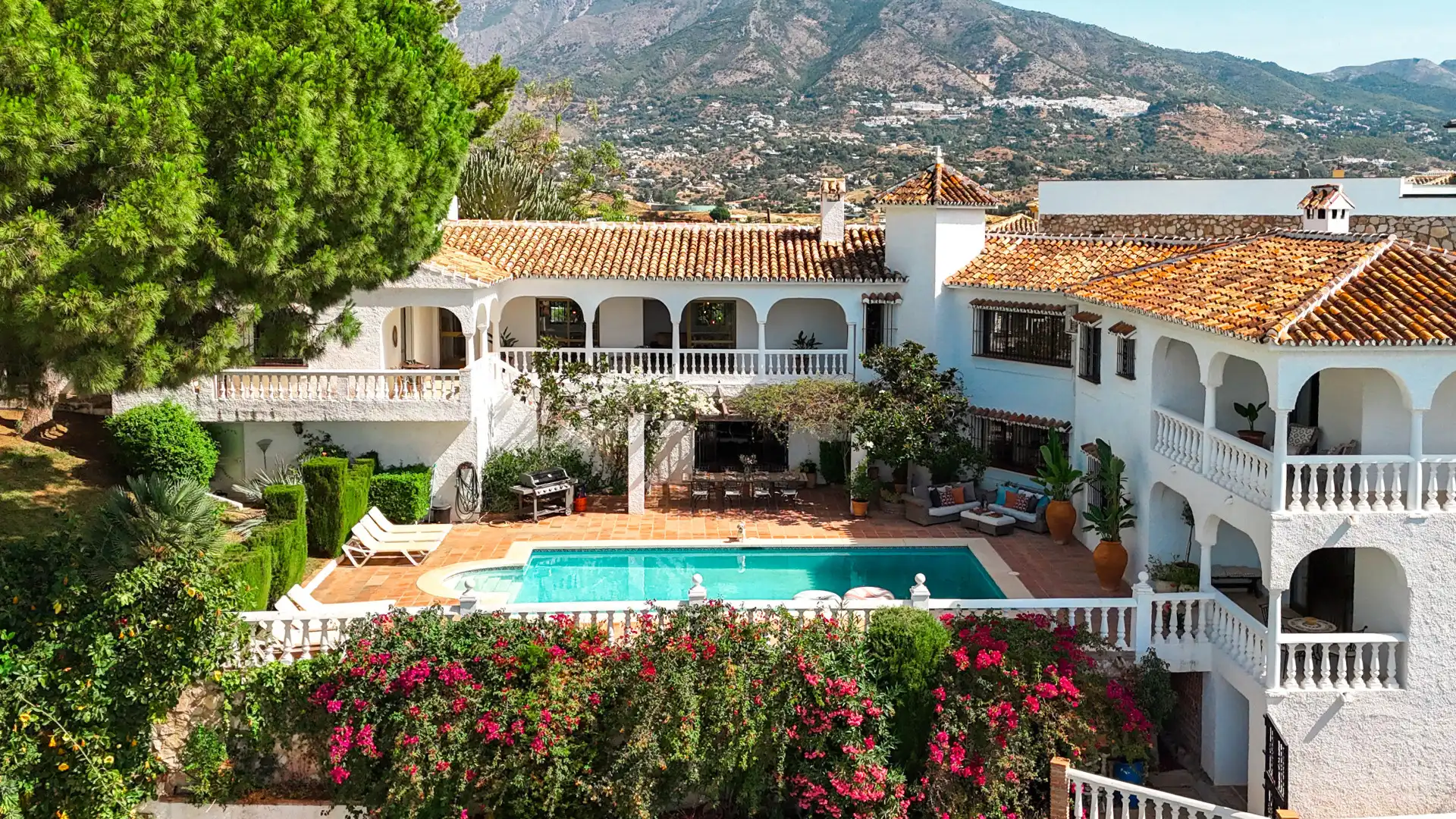 Vista exterior de Casa o xalet en venda en Mijas amb Aire condicionat, Jardí privat i Terrassa