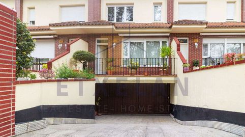 Casa adosada luminosa con jardín, ático y garaje amplio el hogar ideal para tu familia