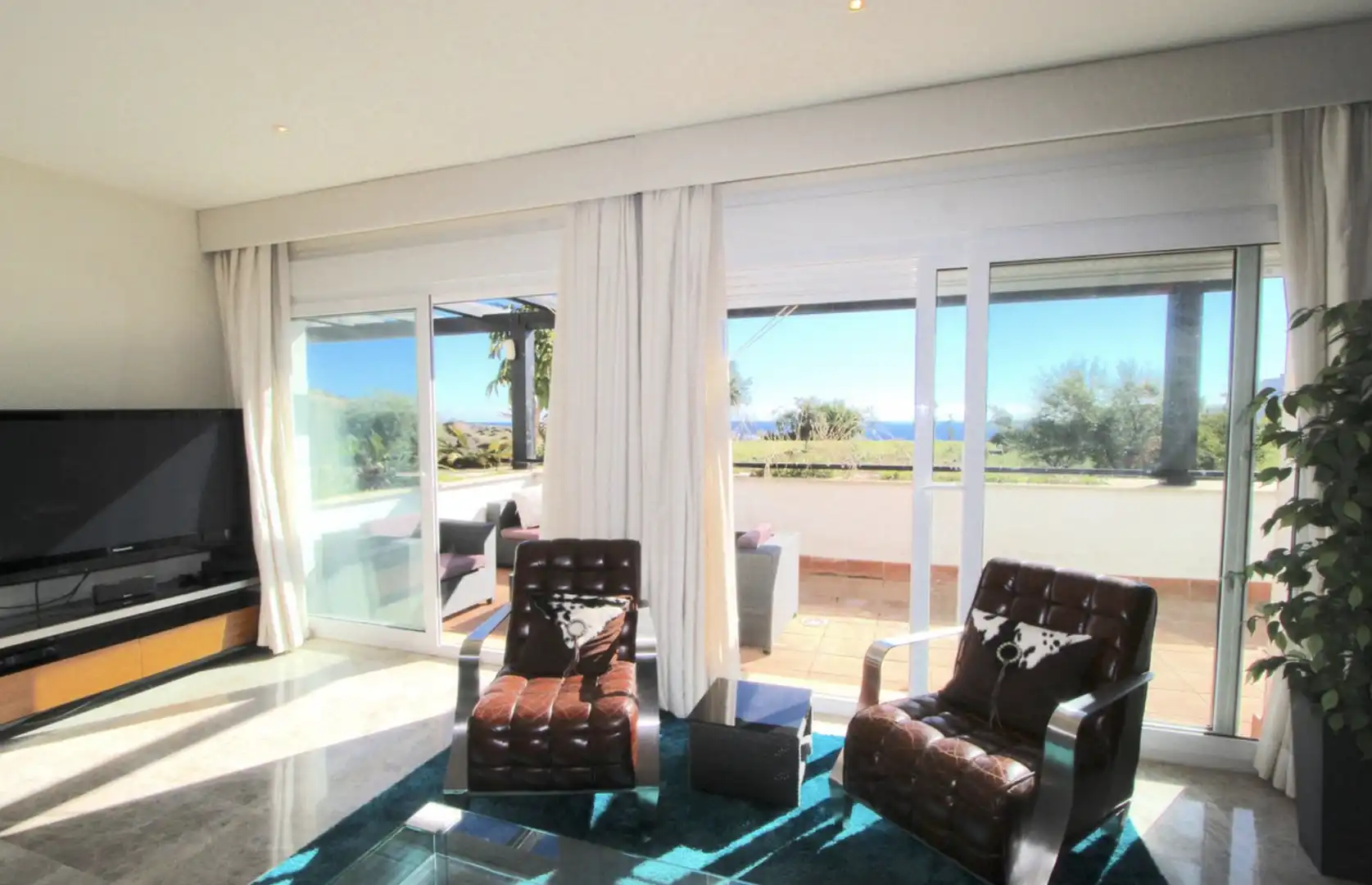 Sala d'estar de Casa adosada en venda en Marbella amb Aire condicionat, Calefacció i Jardí privat