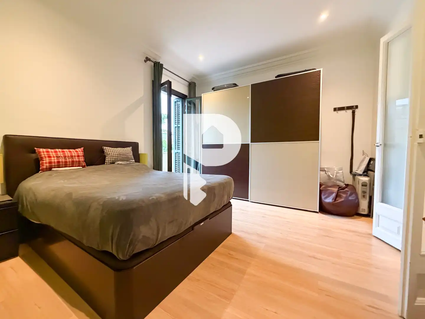 Bedroom of Flat for sale in Barcelona  with Air Conditioner, Heating and Parquet flooring