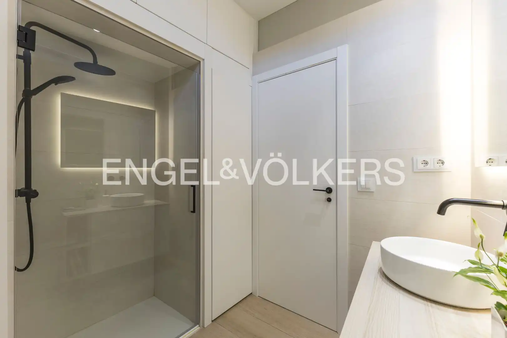 Flat for sale in Madrid  with Air Conditioner, Heating and Storage room