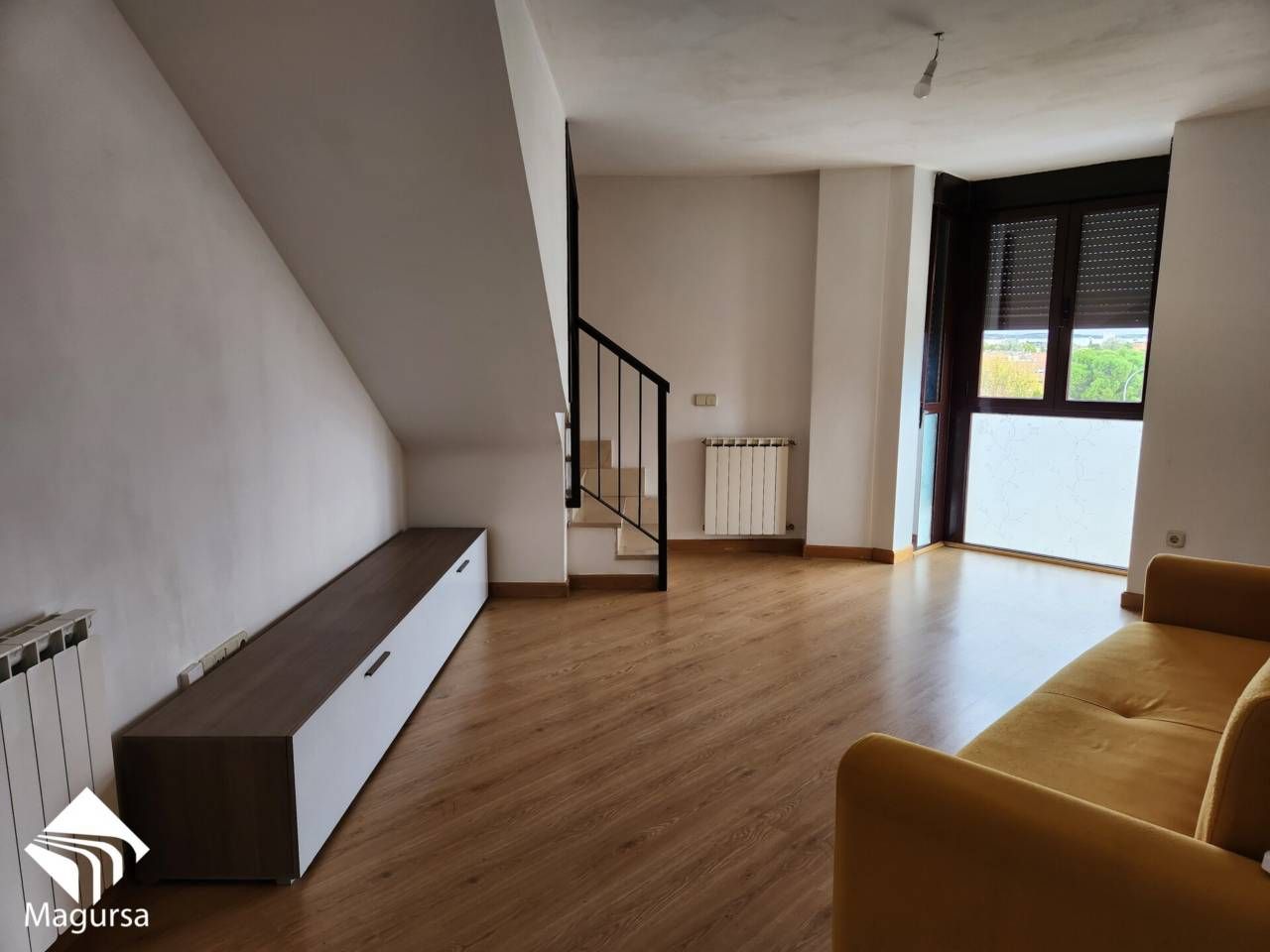 Wohnzimmer von Dachboden miete in Alovera mit Heizung, Terrasse und Abstellraum