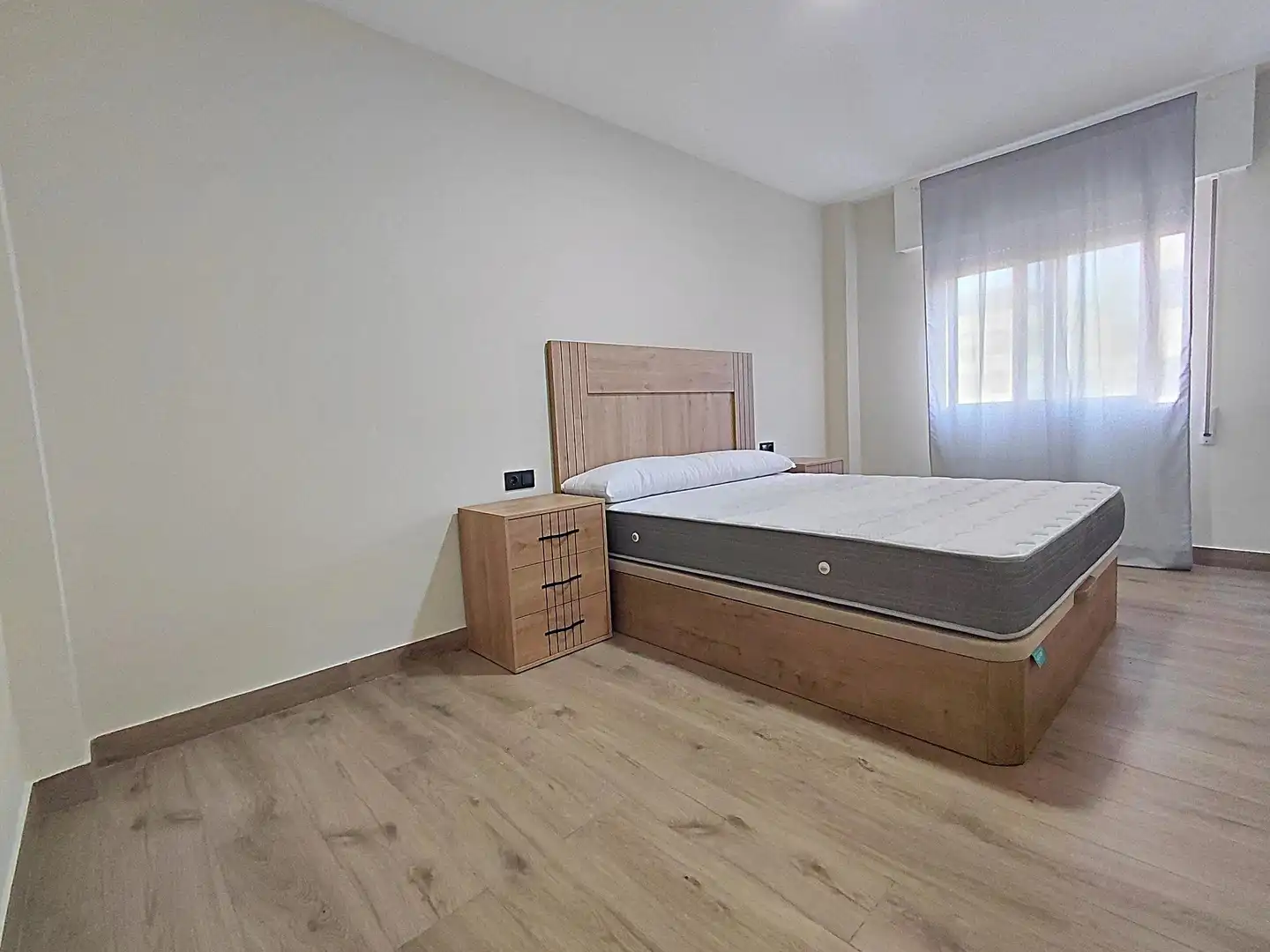 Habitación de Piso en venta en Pontevedra Capital  con Calefacción y Trastero