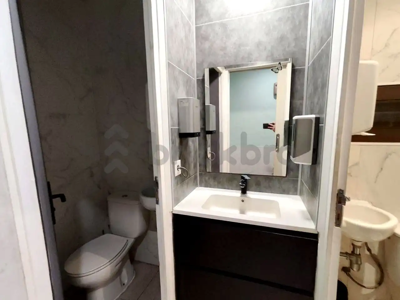Baño de Local en venta en Barcelona con Aire acondicionado