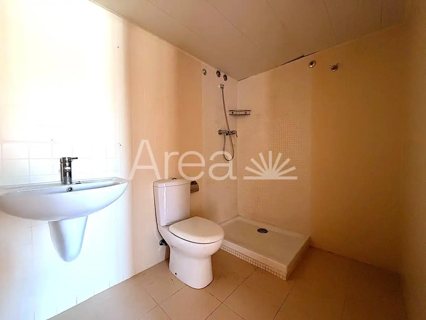 Baño de Piso en venta en Mataró con Jardín privado, Balcón y Piscina comunitaria